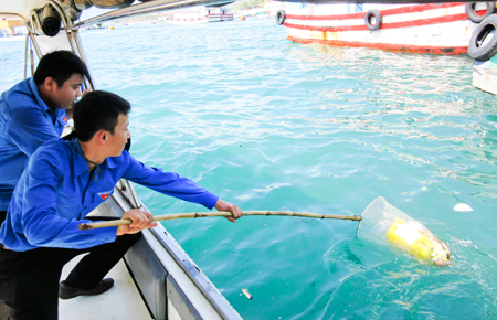 Tăng cường thu gom và xử lý rác thải vùng ven biển
